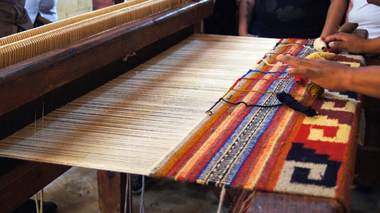 Telar de pedal artesanal zapoteco y teñido natural de tapetes de lana - Teotitlán del Valle, Oaxaca