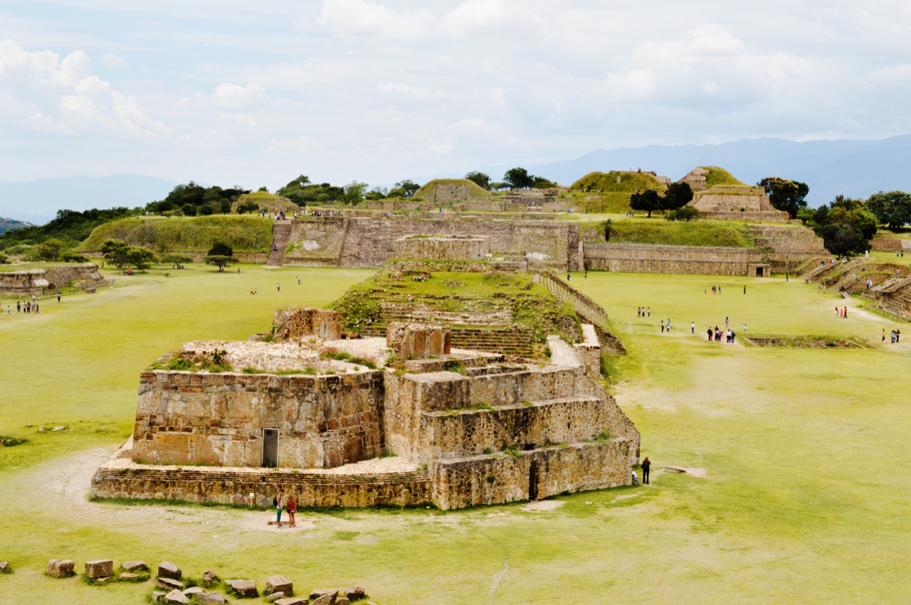 Pirámides zapotecas y Plaza Central de la Zona Arqueológica de Monte Albán, Oaxaca